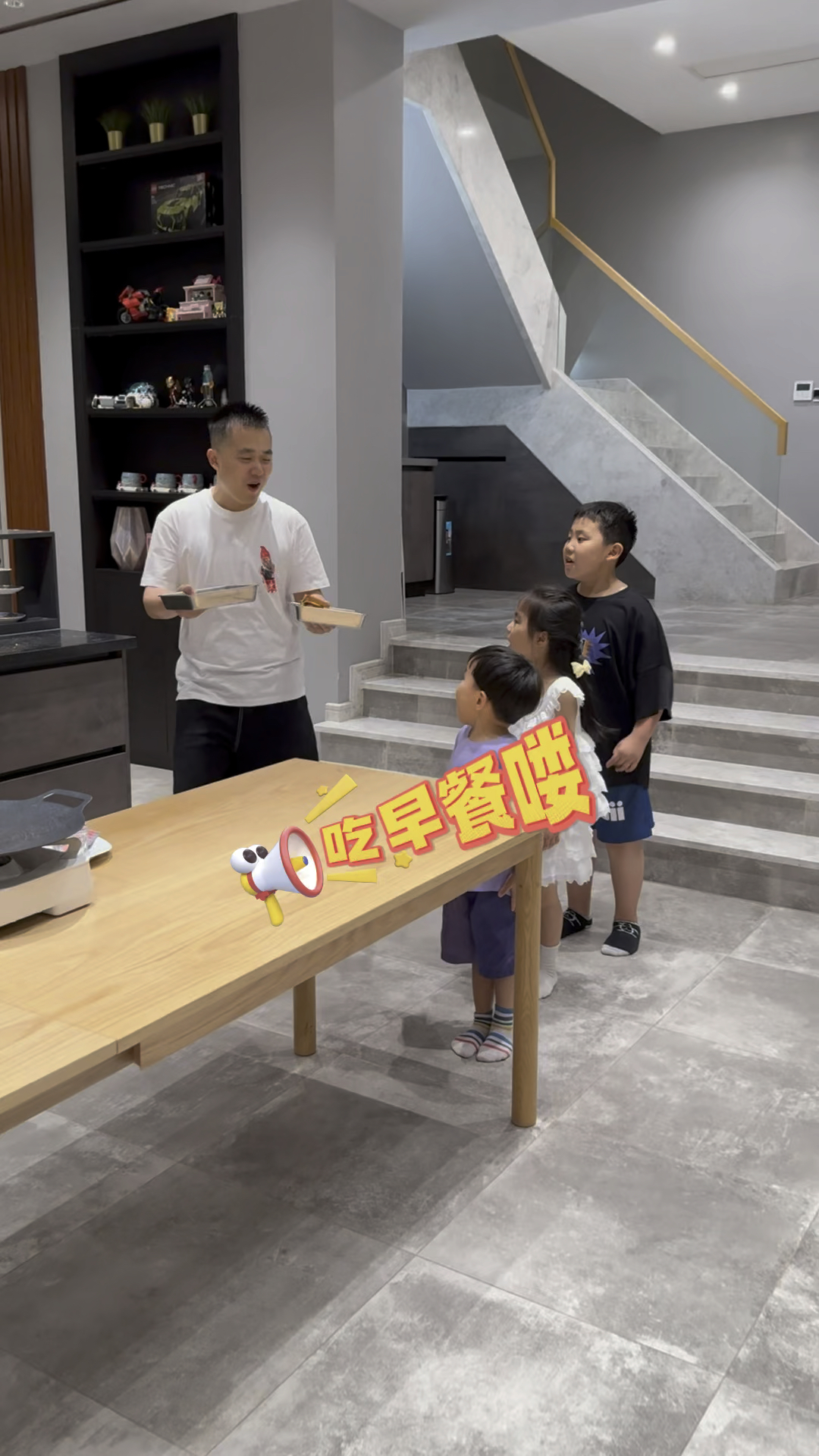 爸爸说今天给孩子们做了自助早餐,又是有趣的一餐