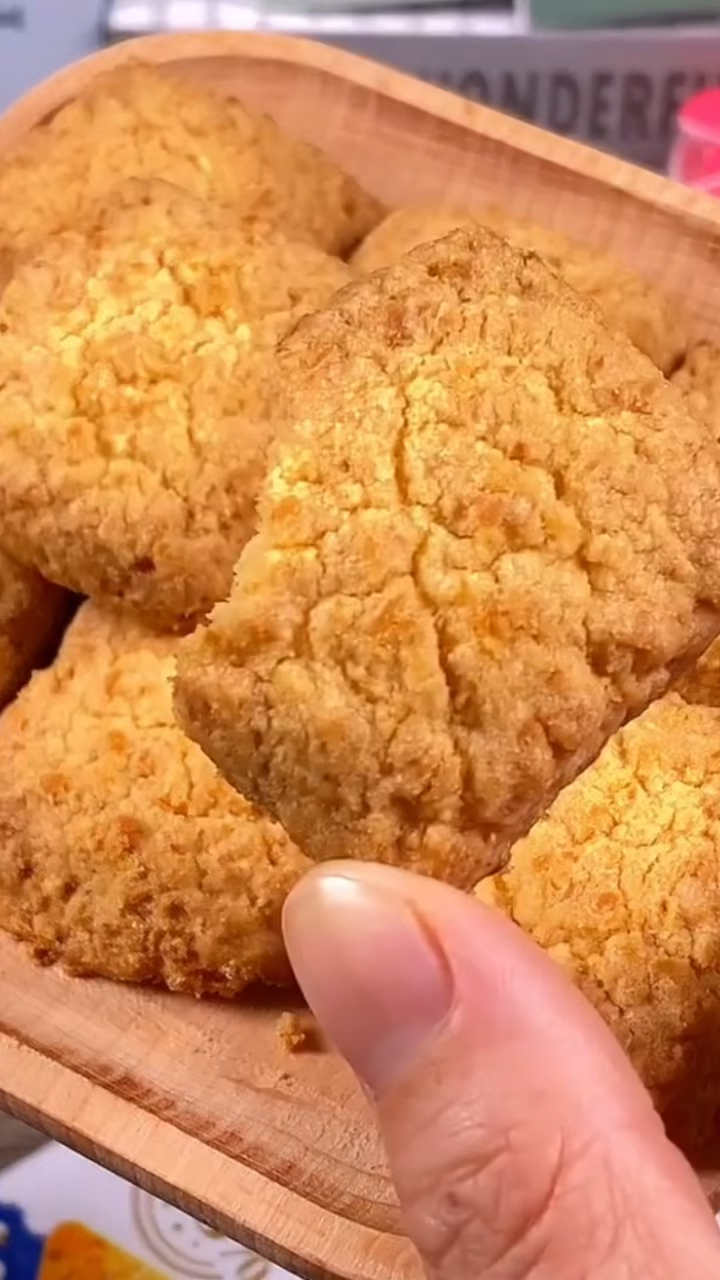 喜欢吃甜品的一定要这样尝尝这款好吃的椰蓉酥,搭配牛奶,更好吃