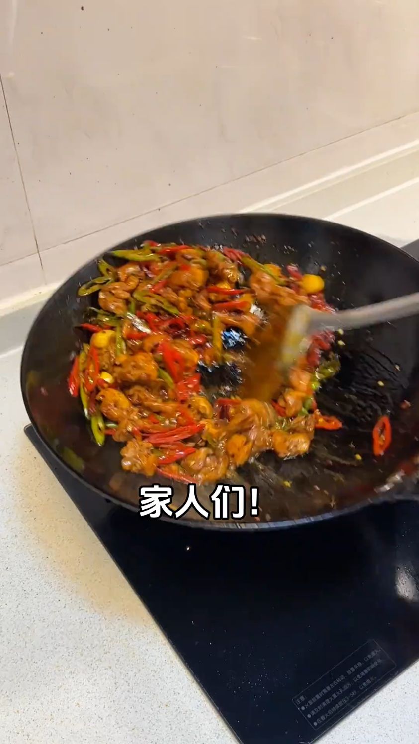 嘎嘎下饭的小炒鸡腿肉,麻麻辣辣鲜嫩入味,真的巨好吃