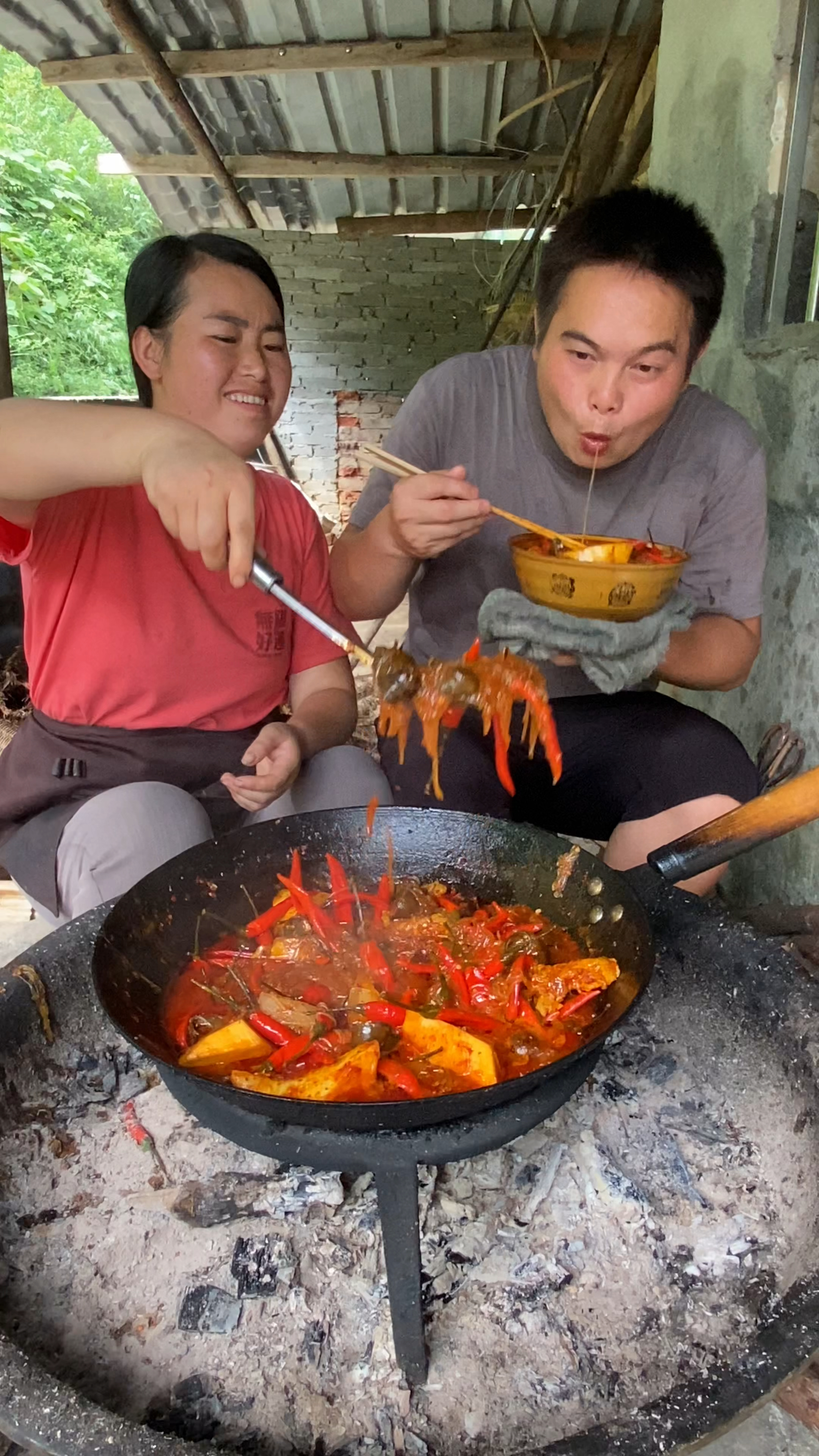 早上捡的田螺煮一锅,老公他吃的很香