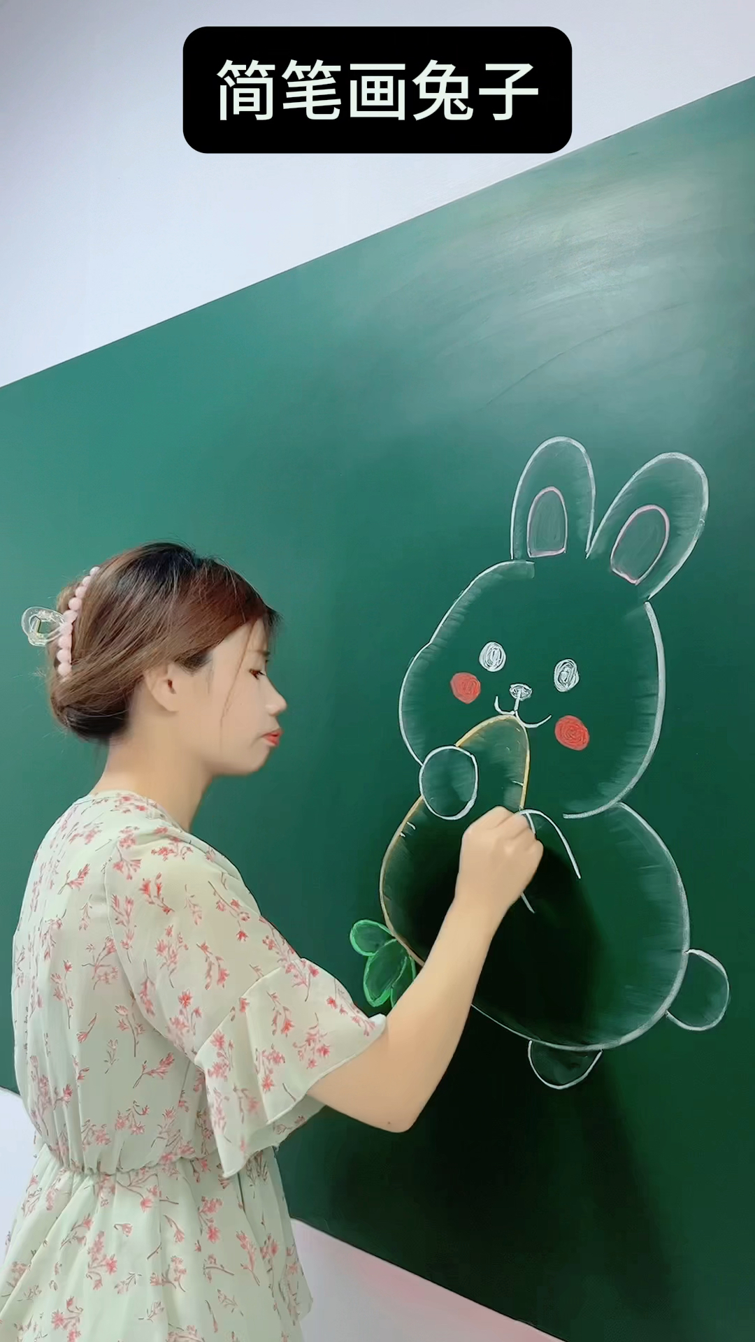 简笔画小兔子吃萝卜