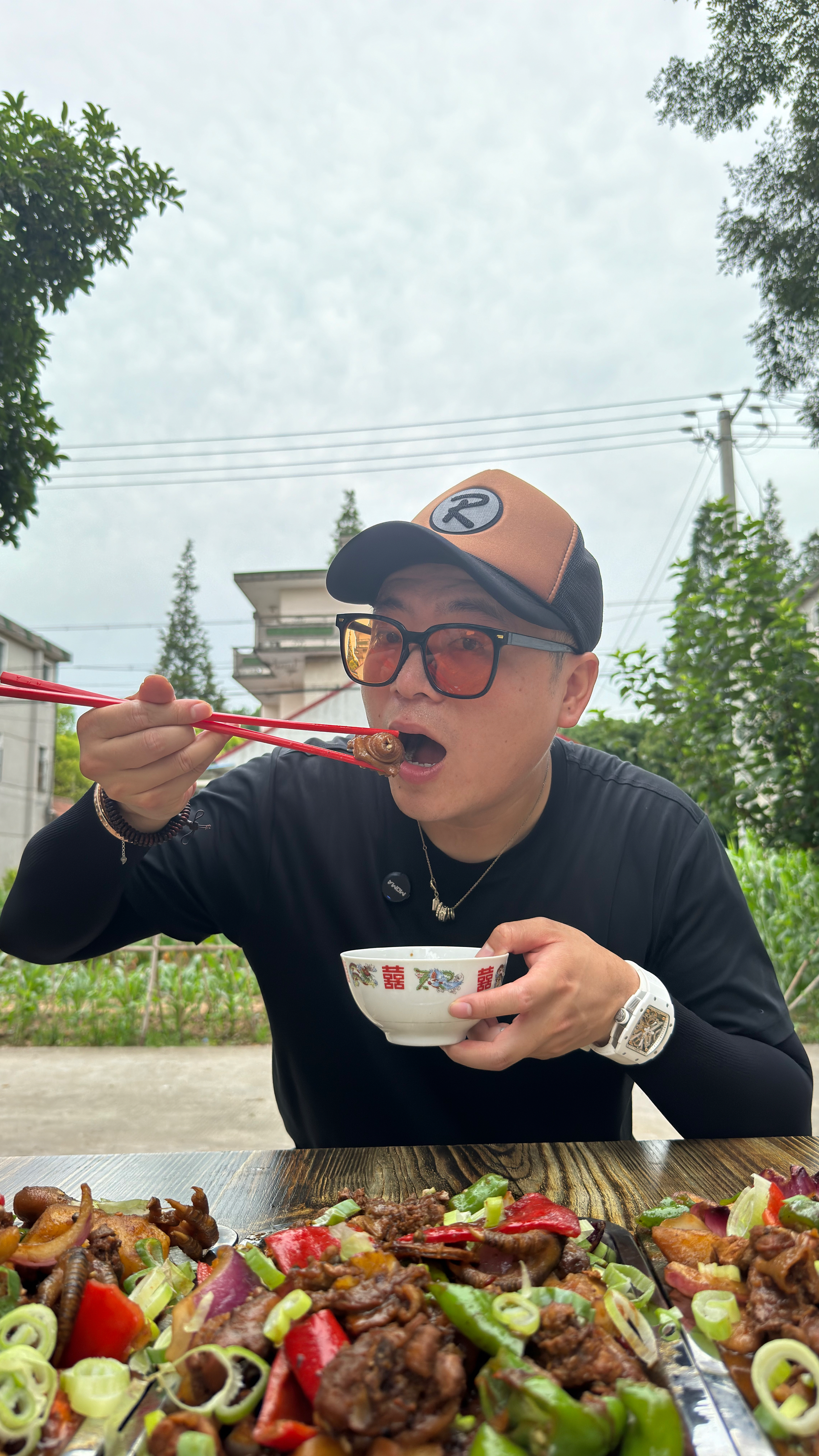 都说红烧土豆鸡块好吃,抓了两只老母鸡用土灶炖着吃,味道真的好