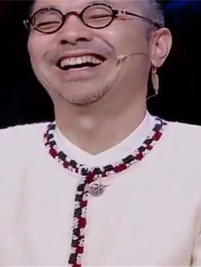 姐妹俩登台跳舞,4岁妹妹全程摸鱼,笑喷刘仪伟丨家庭幽默大赛