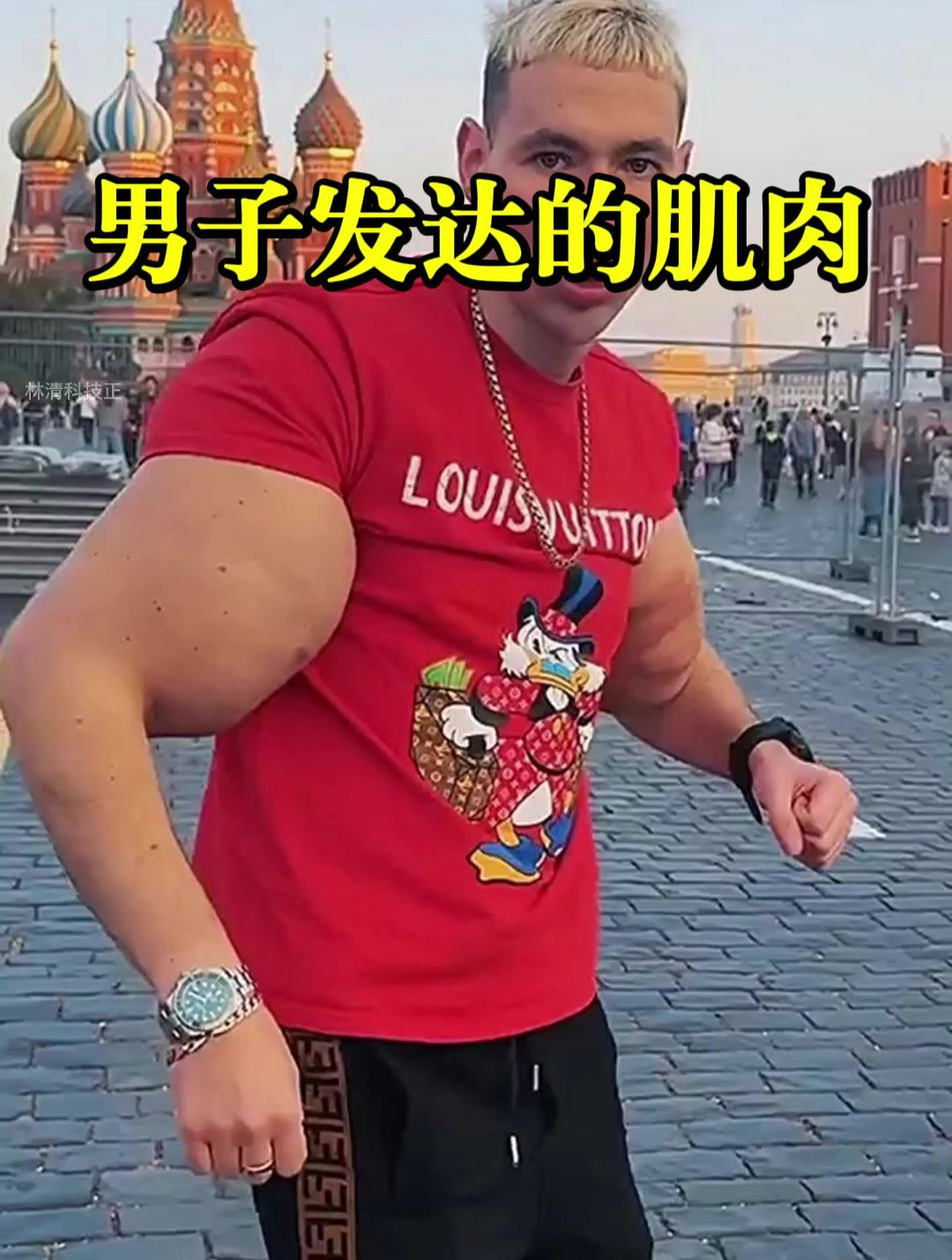 男子从不健身,却有一身发达的肌肉