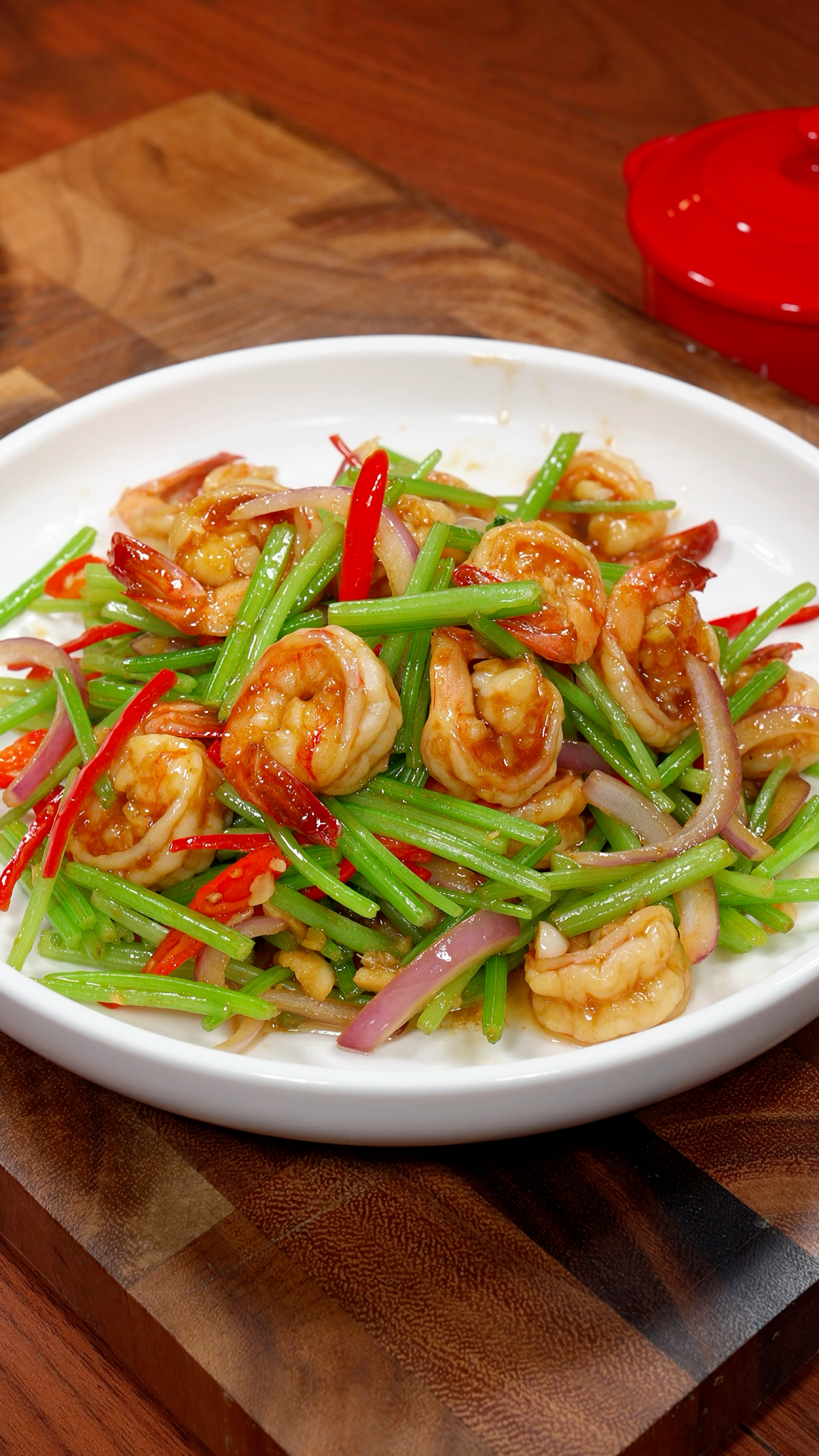 以后大虾不要水煮了,你一定要试试这个芹菜炒虾仁。鲜香滑嫩