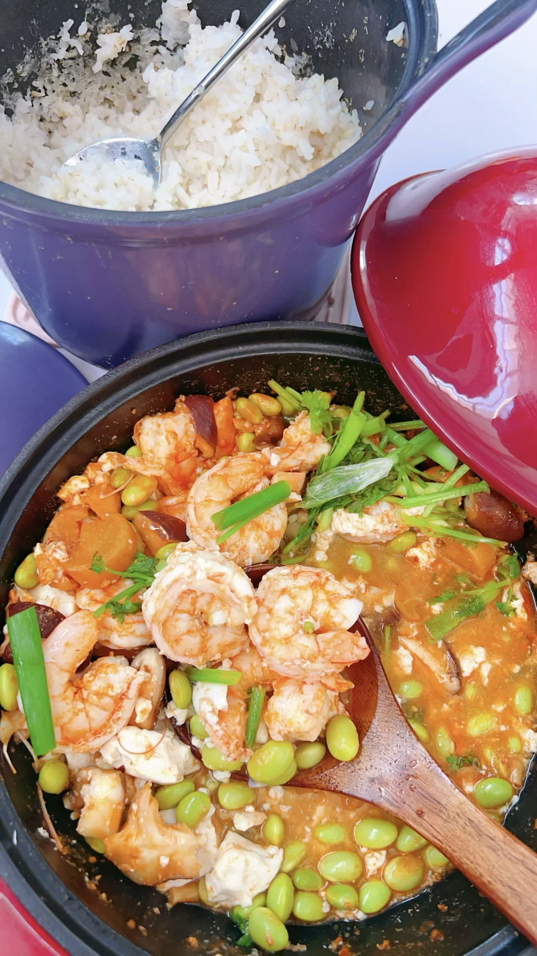 咸蛋黄豆腐毛豆鲜虾蘑菇煲,燕麦米饭小麦胚芽。均衡营养