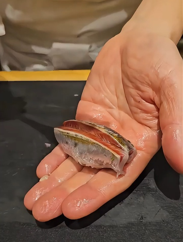 沙丁鱼手握寿司:一口惊艳的海洋滋味