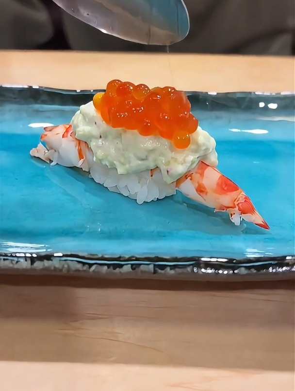 虾仁牛油果鱼籽寿司:鲜美的味觉三重奏