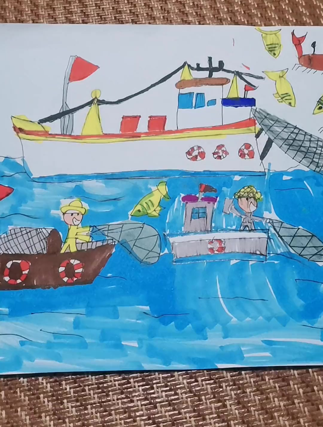 儿童创意美术作品:童心童画,祝渔民伯伯捕鱼黄鱼满仓平平安安