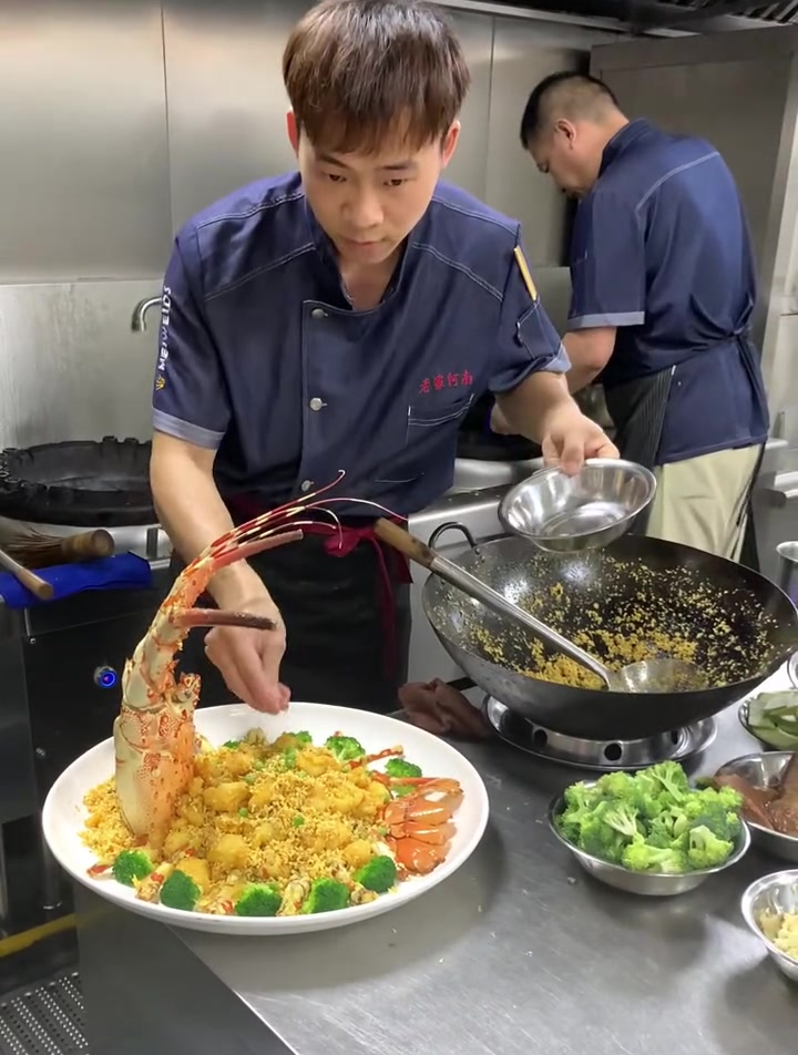 避风塘炒青龙,厨师用心做好每一道菜