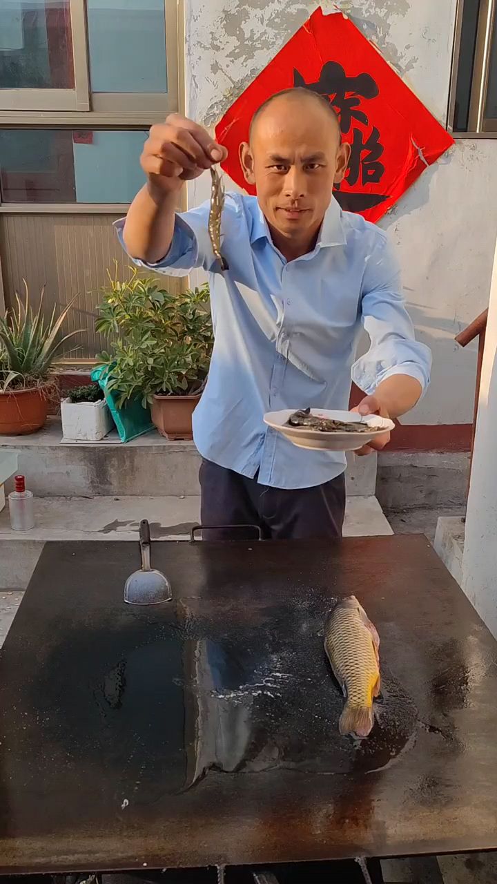 吃美味的铁板大虾
