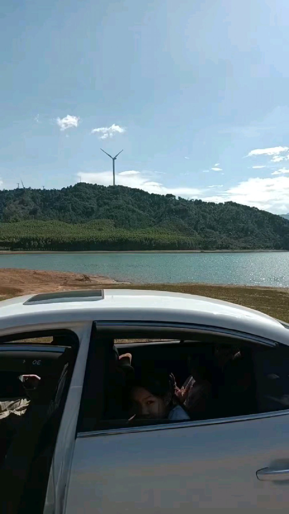 来贺州游玩一定要来我们贺州市富川县的龟石水库玩一下,山水相依