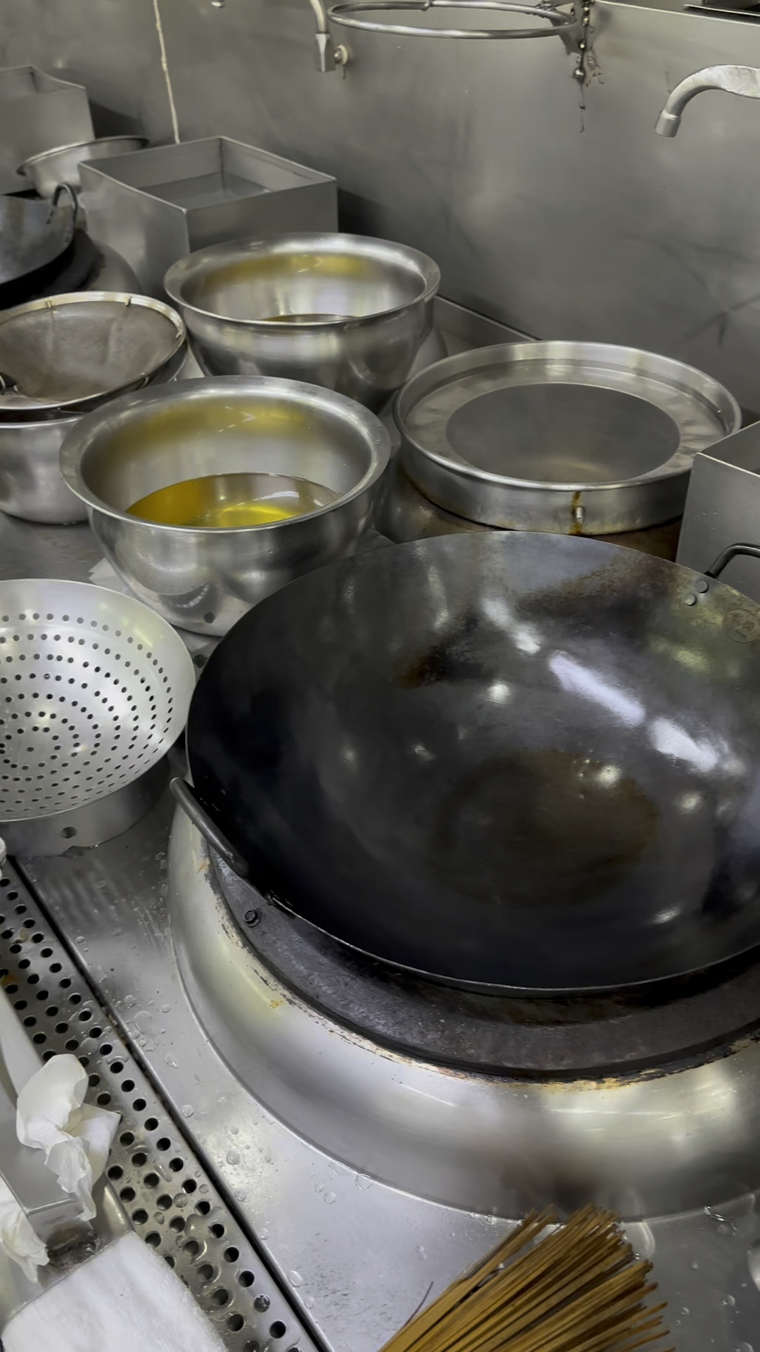 粤菜师傅如何利用平底锅产生的热量一炉火将葱爆牛肉粒煎至金黄色