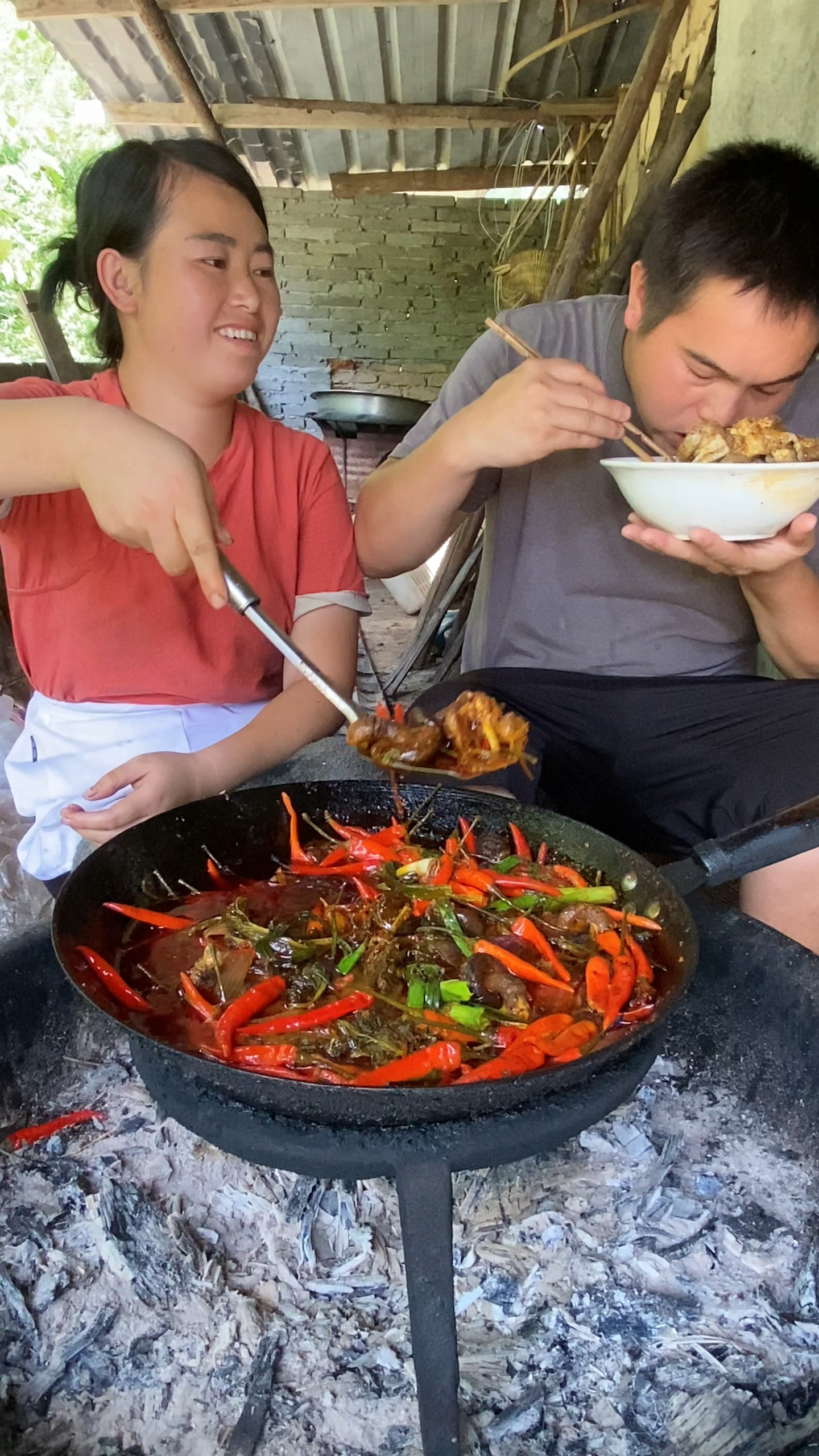 老公说老远就闻到我做饭的香味了,做梦都想吃我做的饭菜