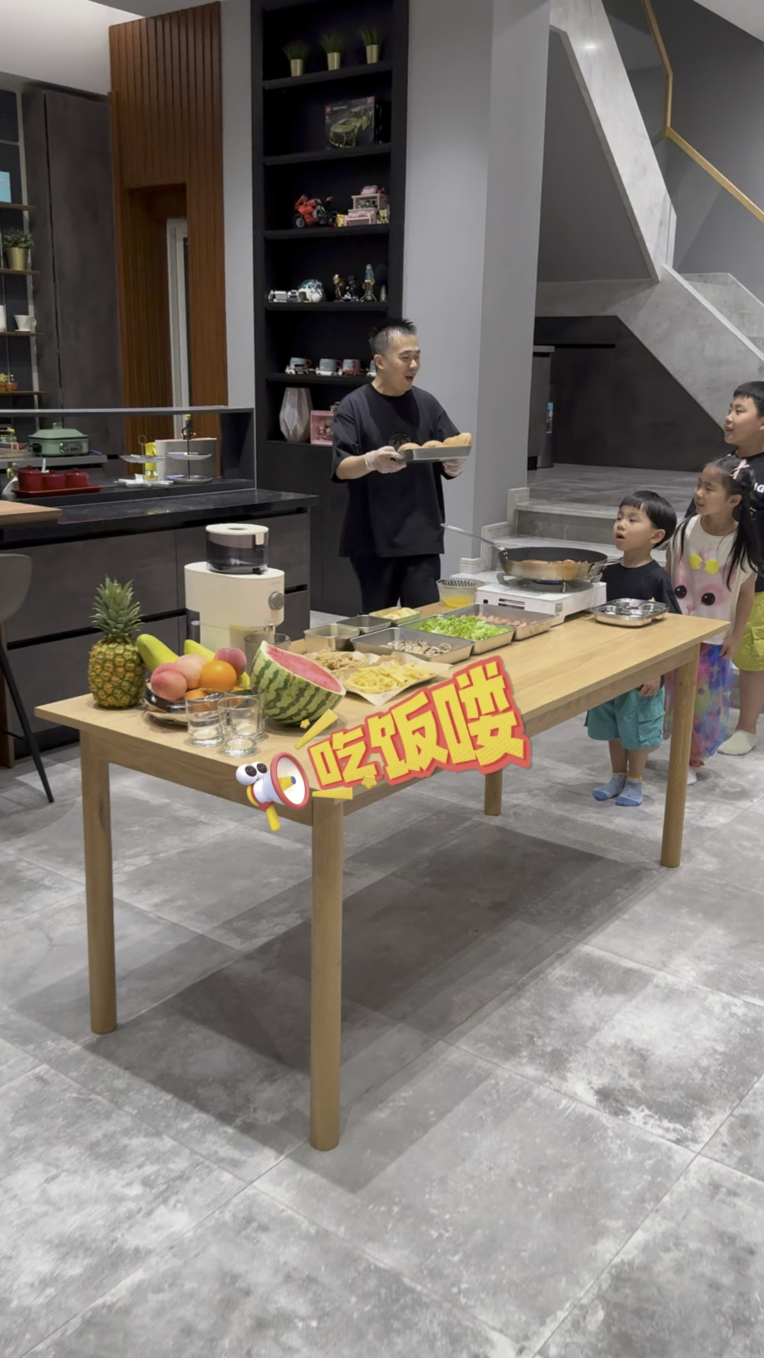 爸爸说今天带孩子们一起自制汉堡,又是有趣的一餐