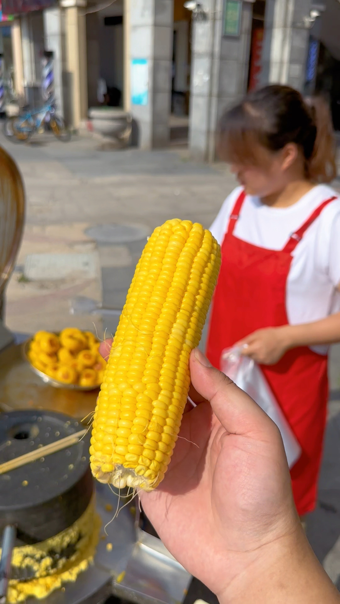 今天给大家讲讲石磨玉米饼的做法