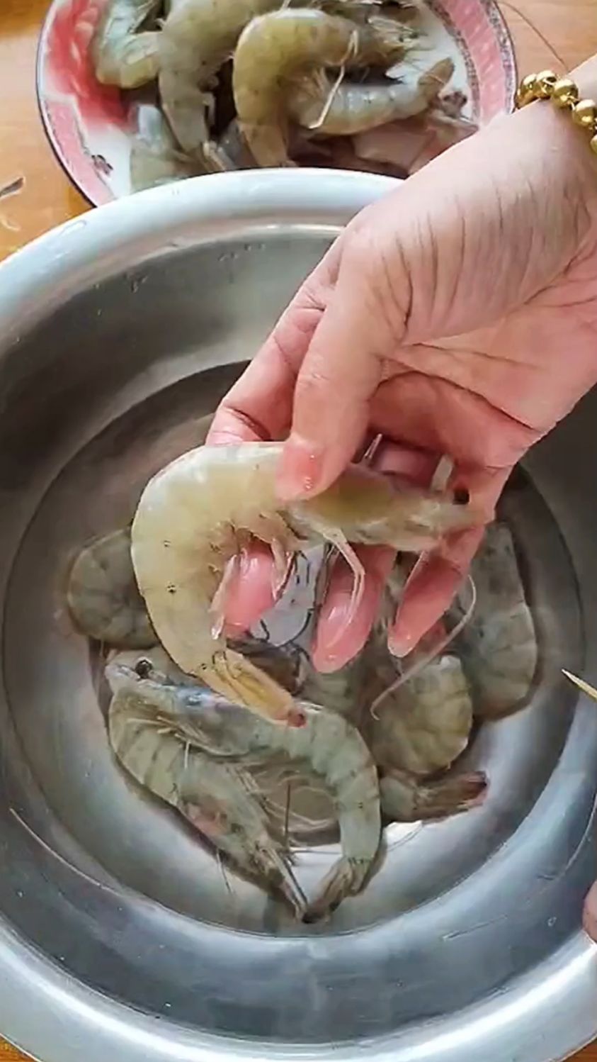挑虾线的正确方法。