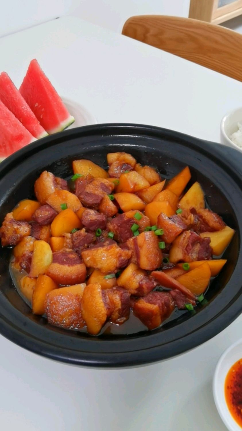 午餐土豆红烧肉、香菇青菜,一荤一素,好做又好吃