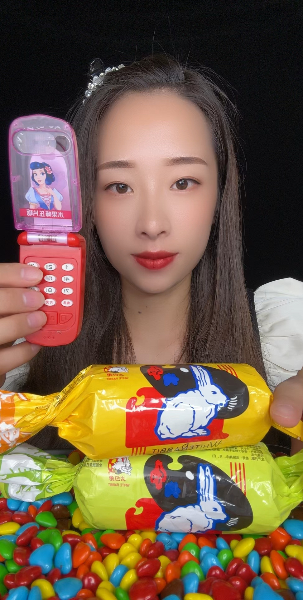 今天我们来吃超级大的大白兔奶糖