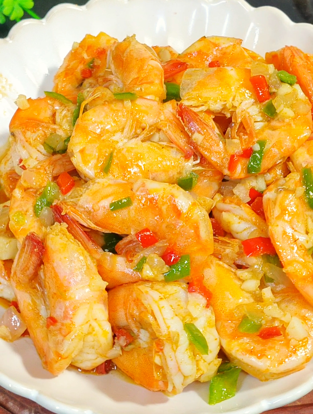 大虾别再白灼了,试试这道蒜香椒盐虾,蒜香浓郁,外焦里嫩太香了