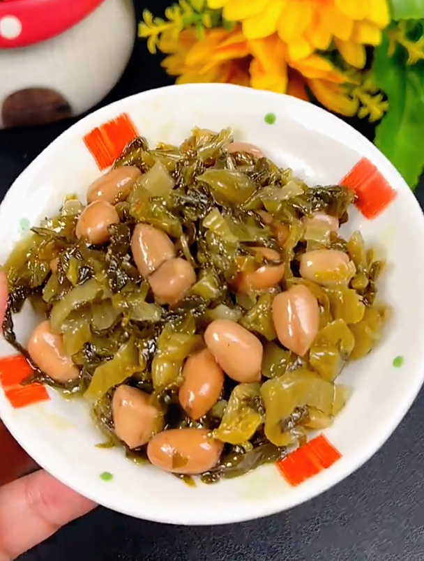 这个下饭菜梅菜花生,梅菜鲜嫩脆爽,花生香脆可口,这搭配真好吃