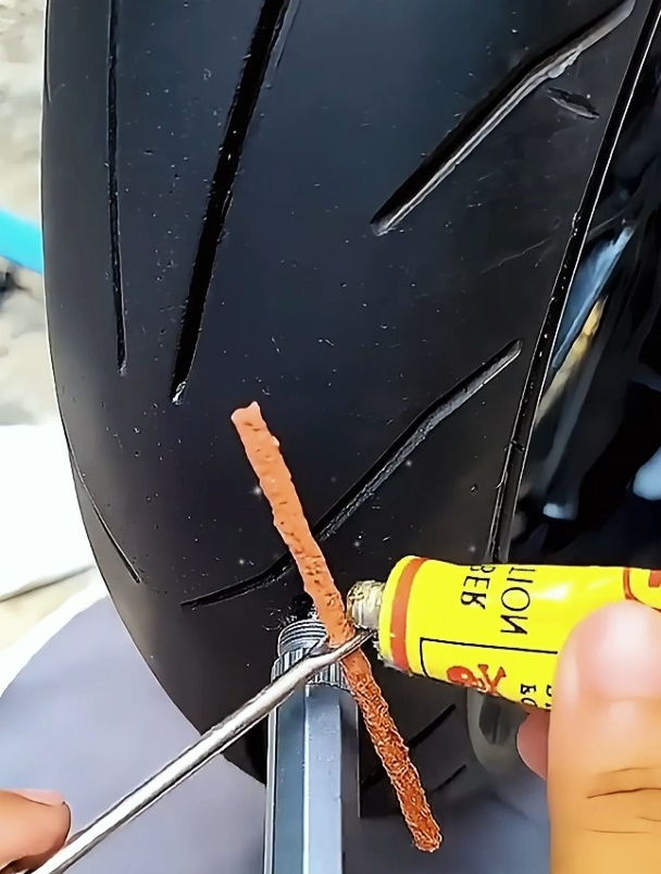 轮胎扎钉子不要慌,螺丝刀加上辣条完美解决,你学会了吗