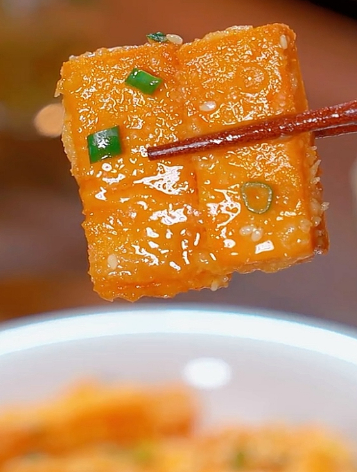 注意看,这是最近网上很火的咸蛋黄焗南瓜做法