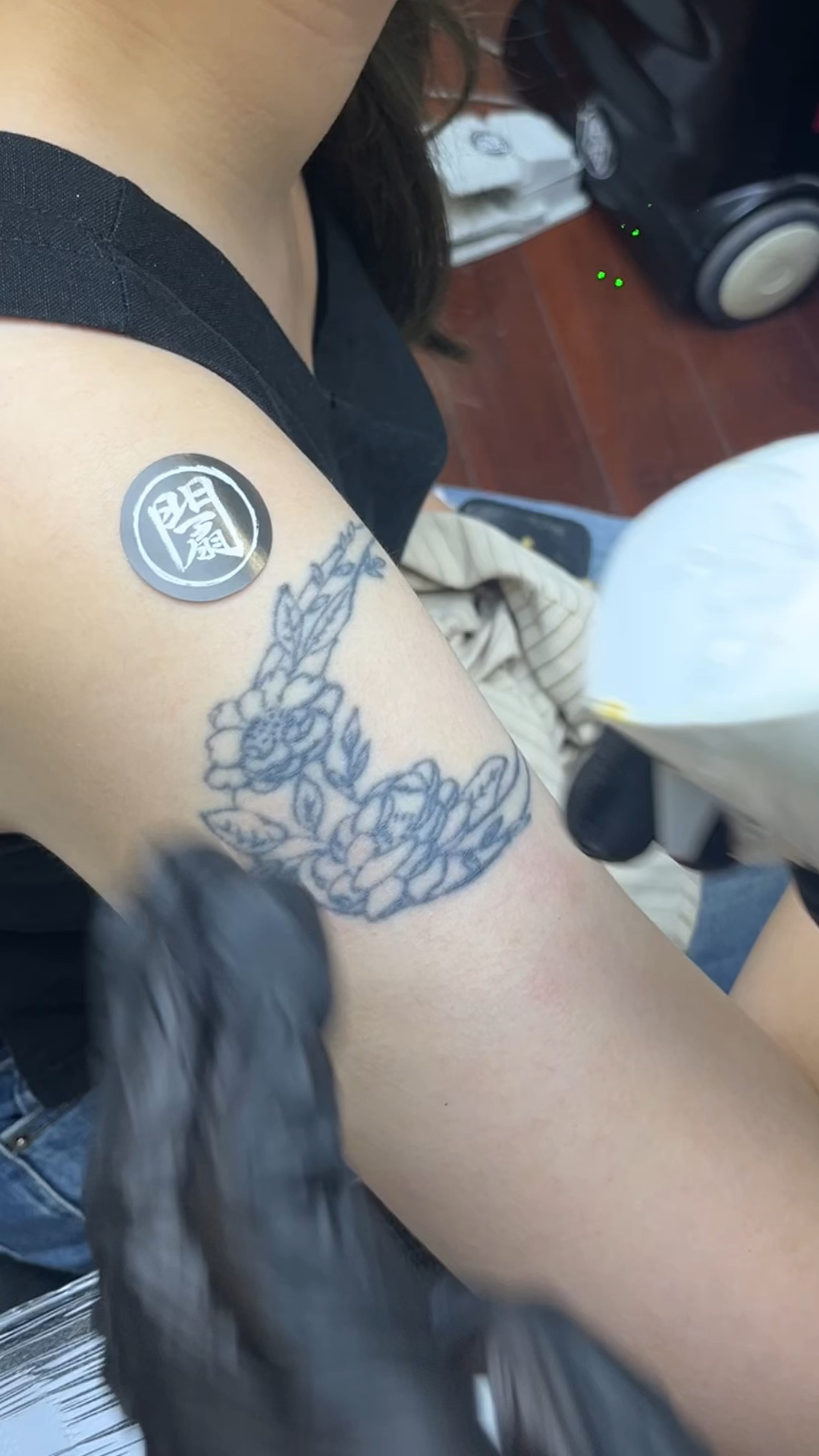 清洗大臂月亮纹身
