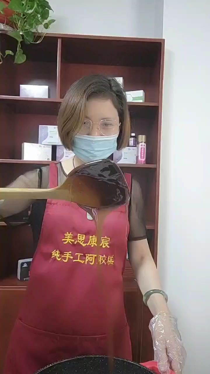 工作室开熬纯手工阿胶,实拍阿胶完美挂旗,说明是优质阿胶