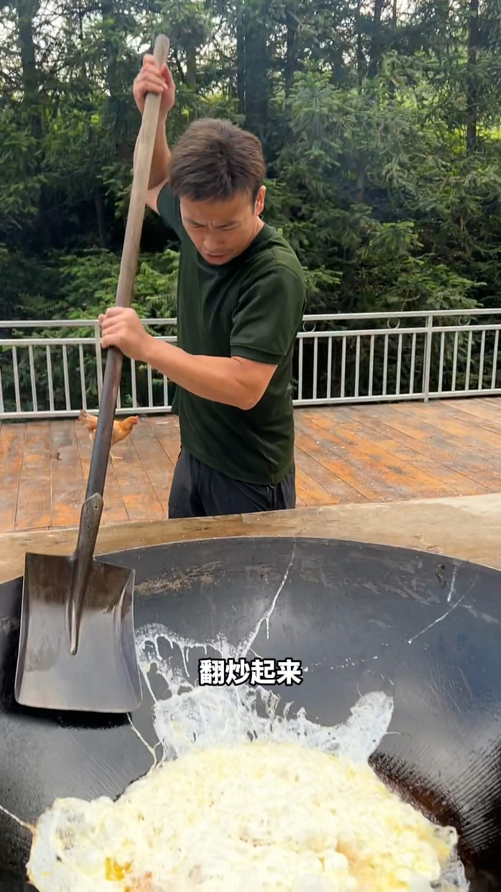 鸡蛋火腿粉丝,简单农家小菜。山上溪流流淌,我在等你消暑