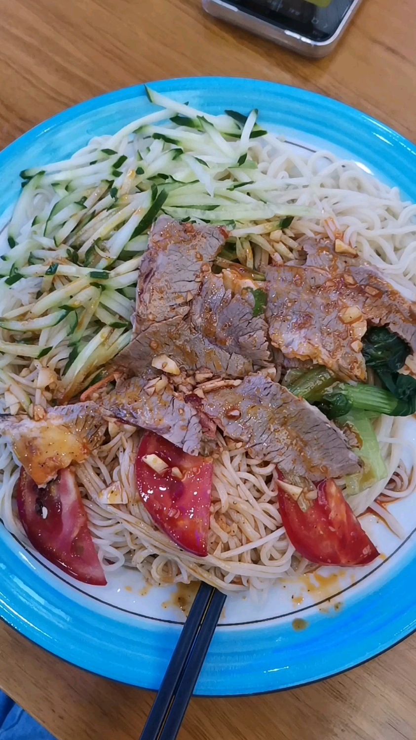 夏天这么热,得来一碗兰州拉面家的牛肉凉面!