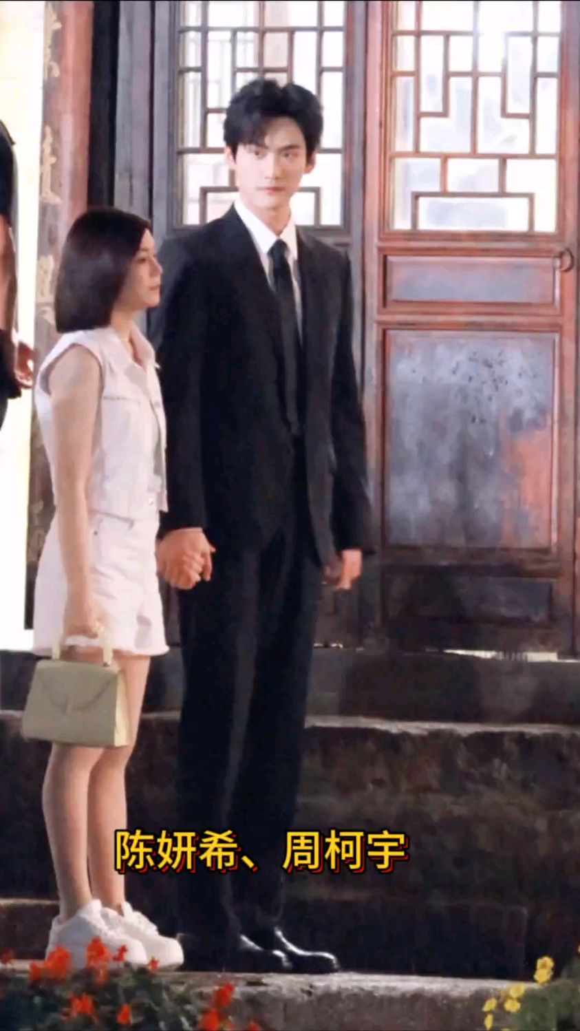 陈妍希、周柯宇《狙击蝴蝶》拍摄路透,两人手牵手,好萌的身高差