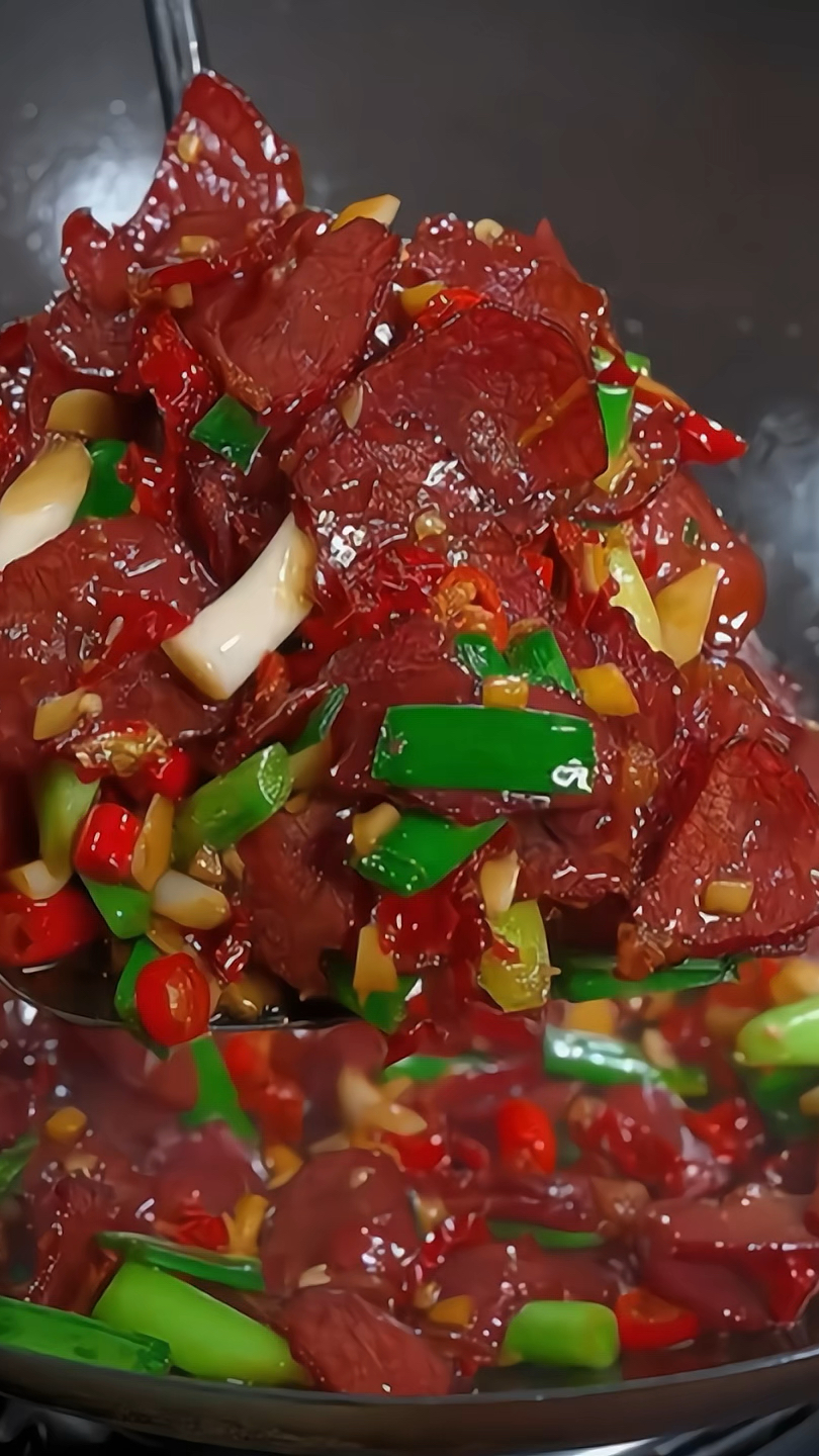 就这道蒜苗炒腊牛肉,又香又辣,肉质紧实有嚼劲,真的非常好吃
