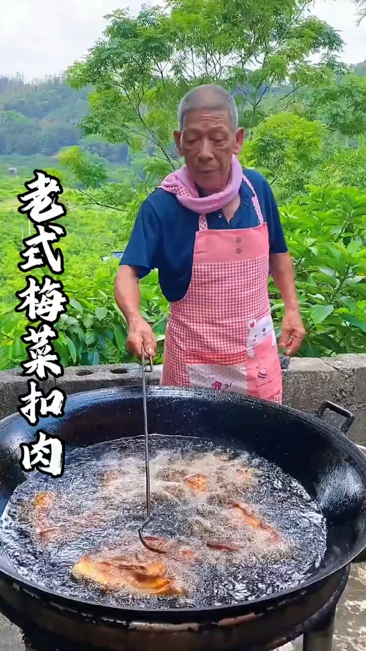 这个绍兴的梅干菜扣肉就是香,用来炒菜烧肉非常好吃