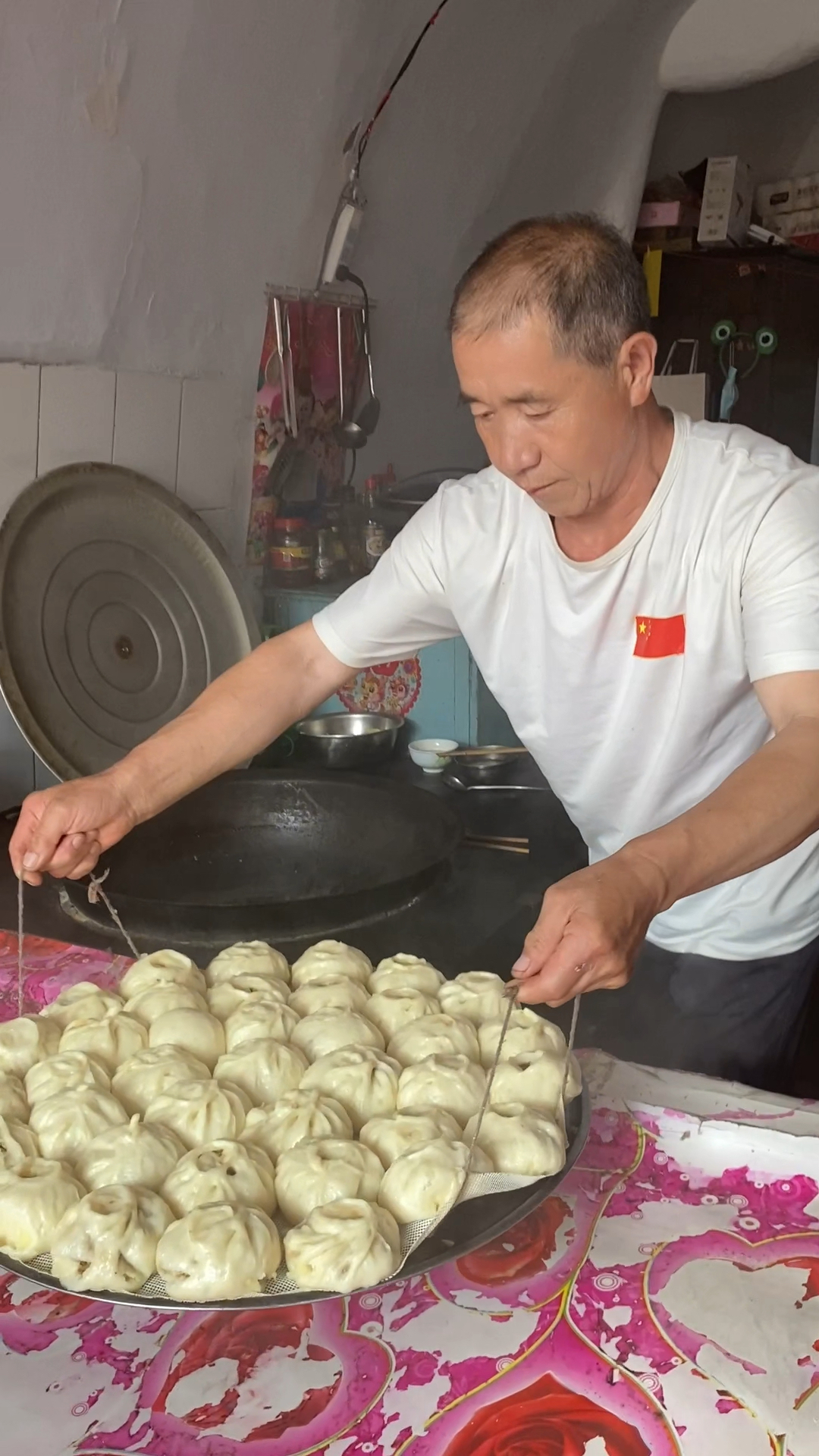 大锅蒸包子,肉馅香软入味,早晚吃也方便