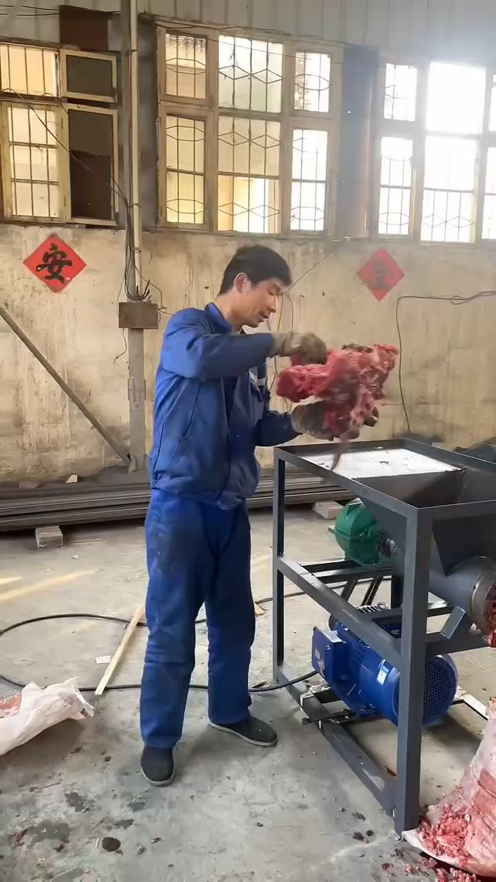 180型绞肉碎骨机,冻肉带骨头均可加工搅碎,养殖绞肉设备
