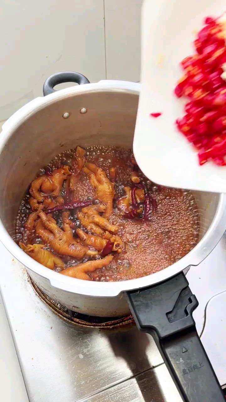 鸡爪的做法,高压锅辣辣的鸡爪