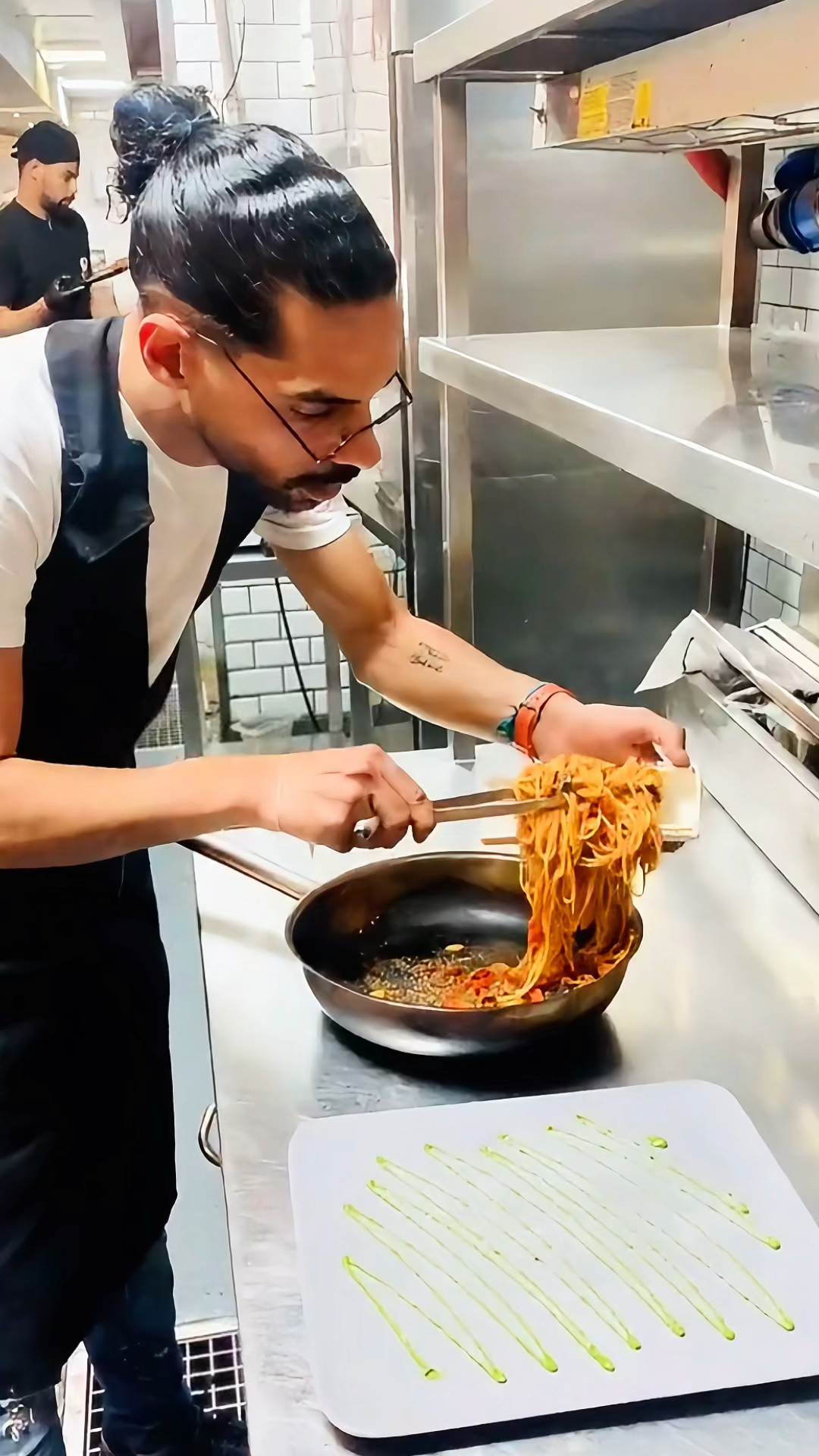 国外的美食现场,一份精心摆盘的意大利面