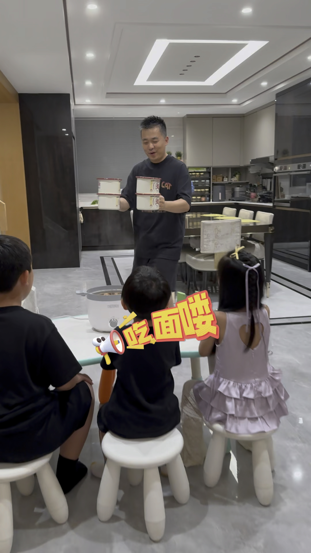 爸爸说今天给孩子们做红烧排骨面,又是有趣的一餐