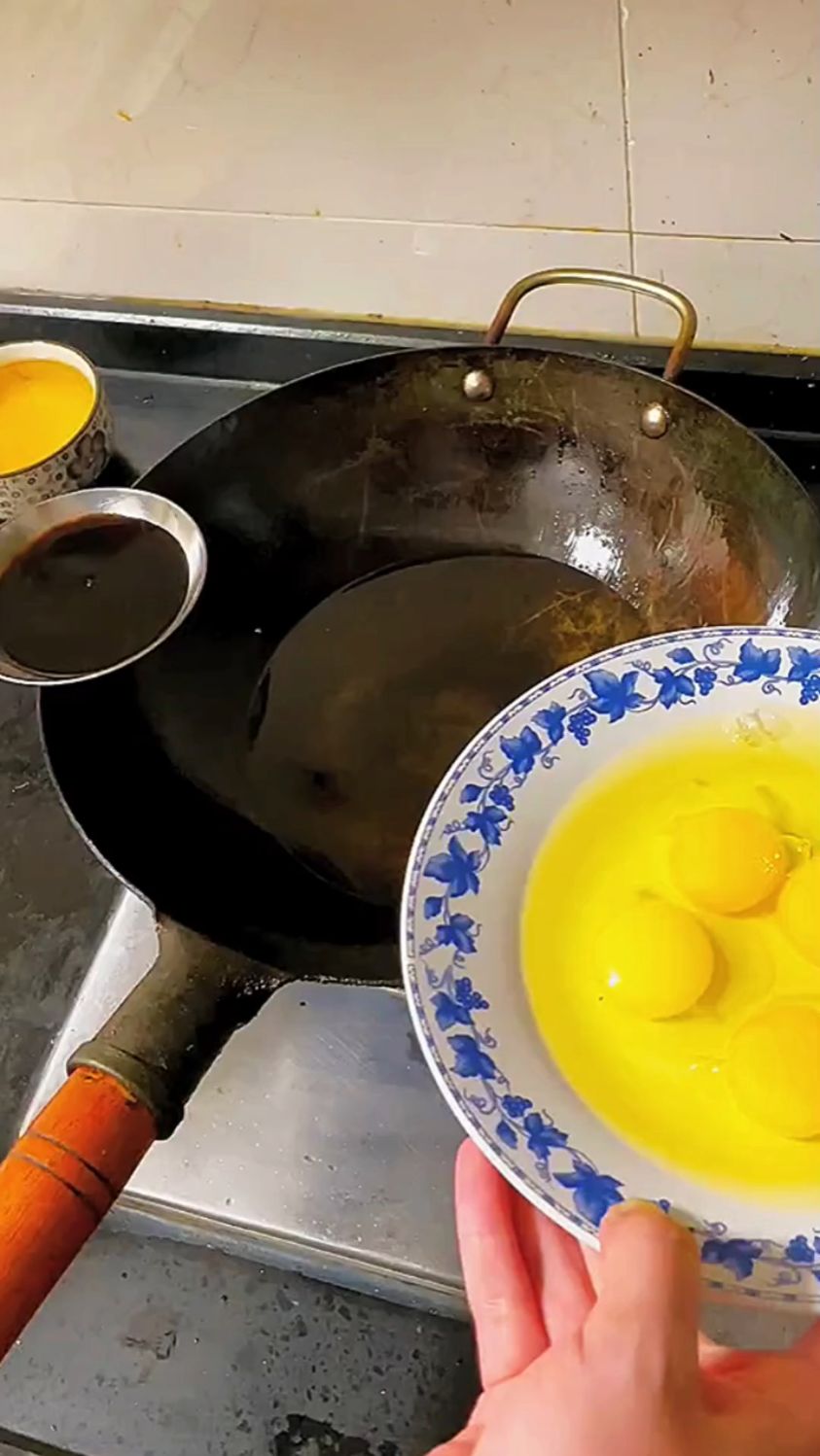 酱油炒蛋的新式做法。