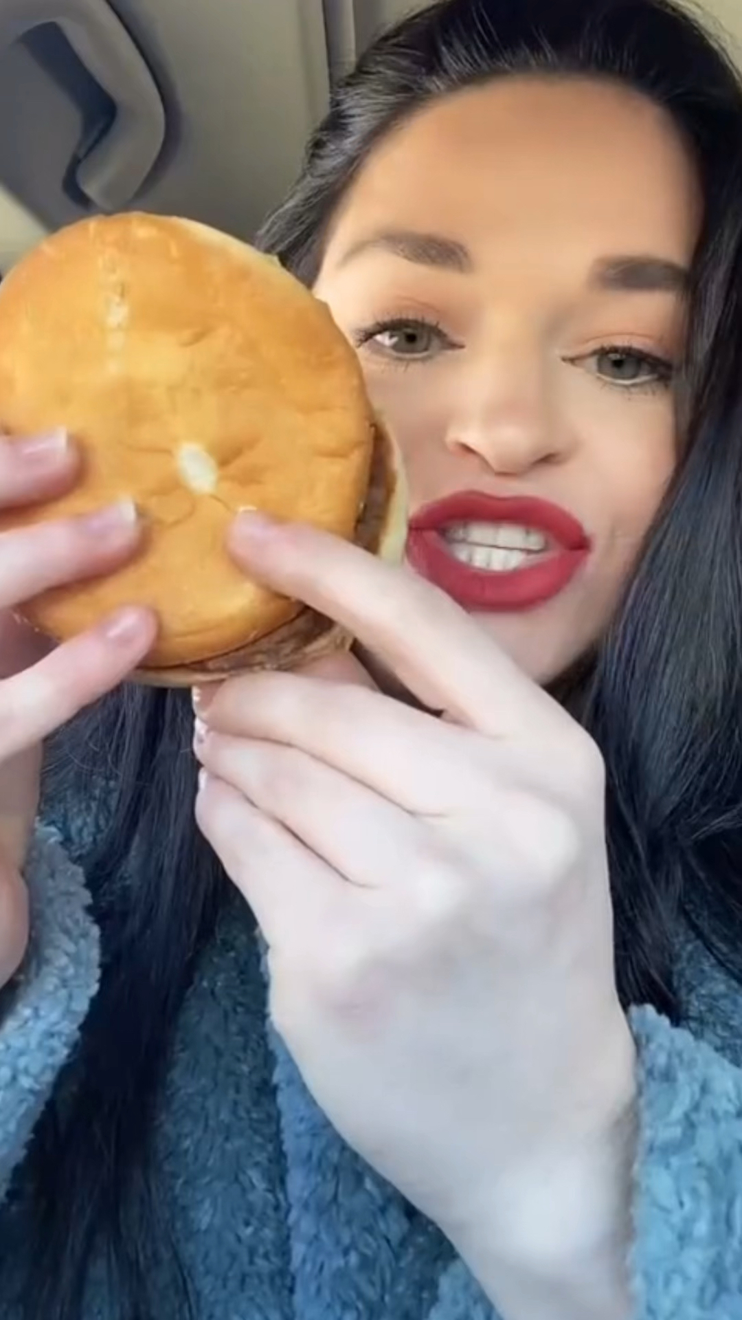 一口能咬五个叠加在一起的汉堡,这嘴巴也太大了