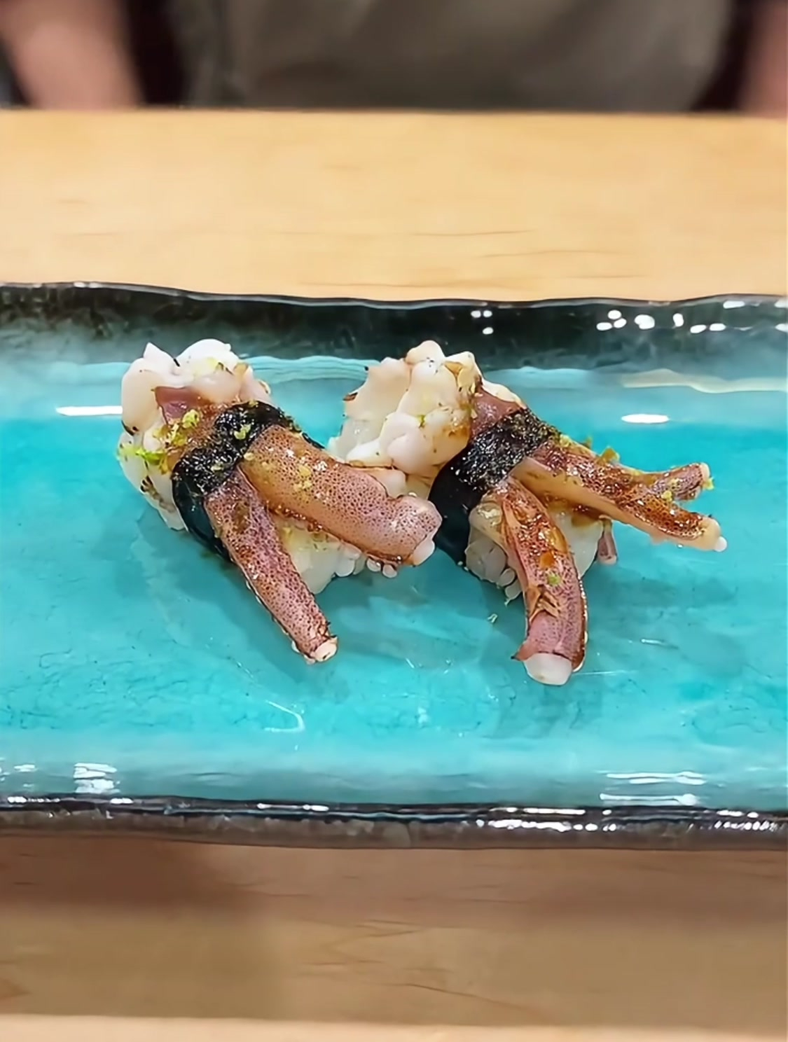 日式鱿鱼须手握寿司,令人垂涎欲滴的创意美食!