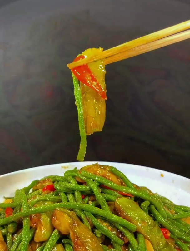 这个季节的茄子和豇豆结合成菜,真的太香了!