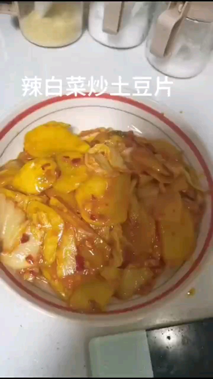自创家常菜辣白菜炒土豆片