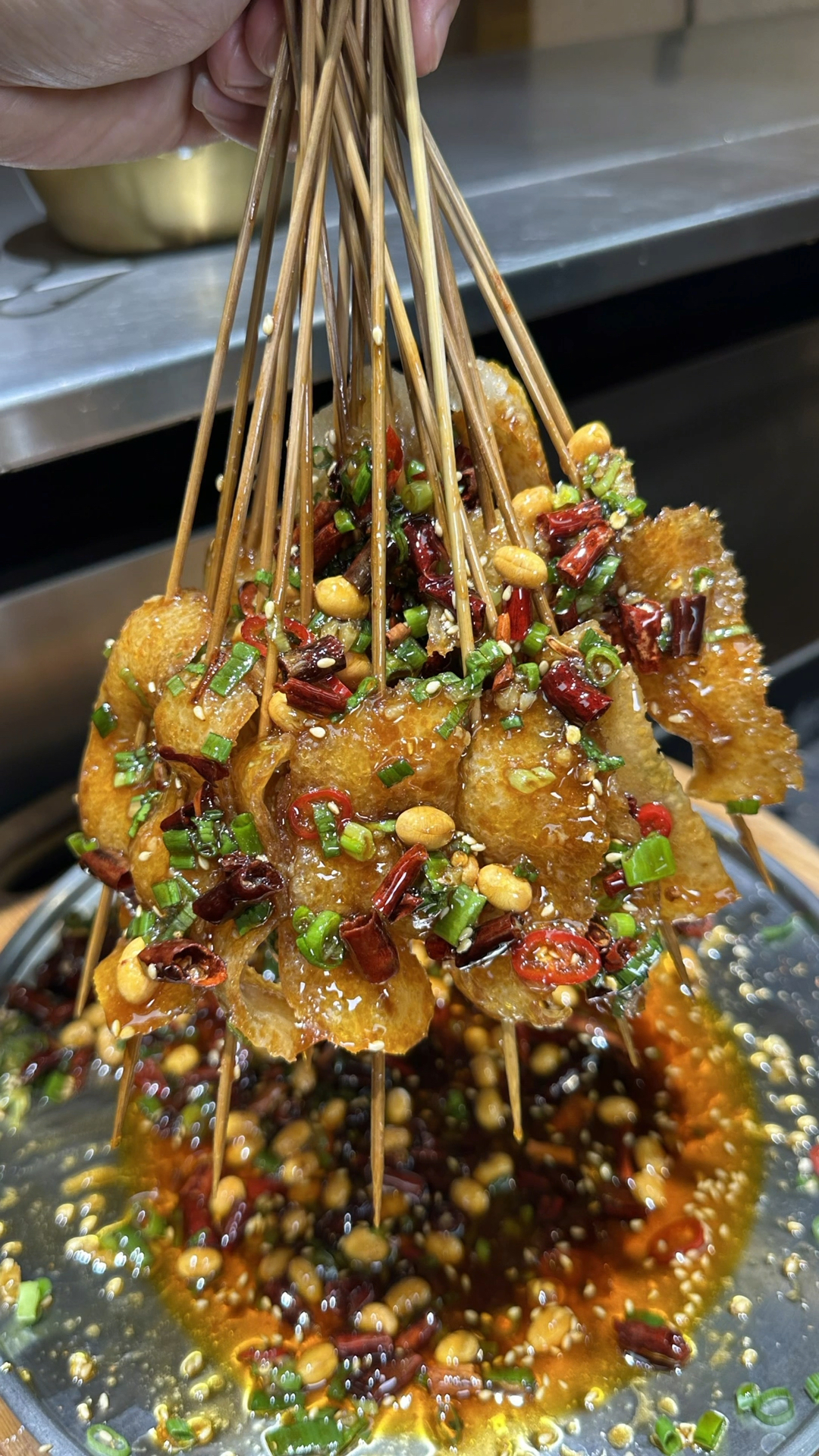 烧烤店特色香辣油淋猪皮小串