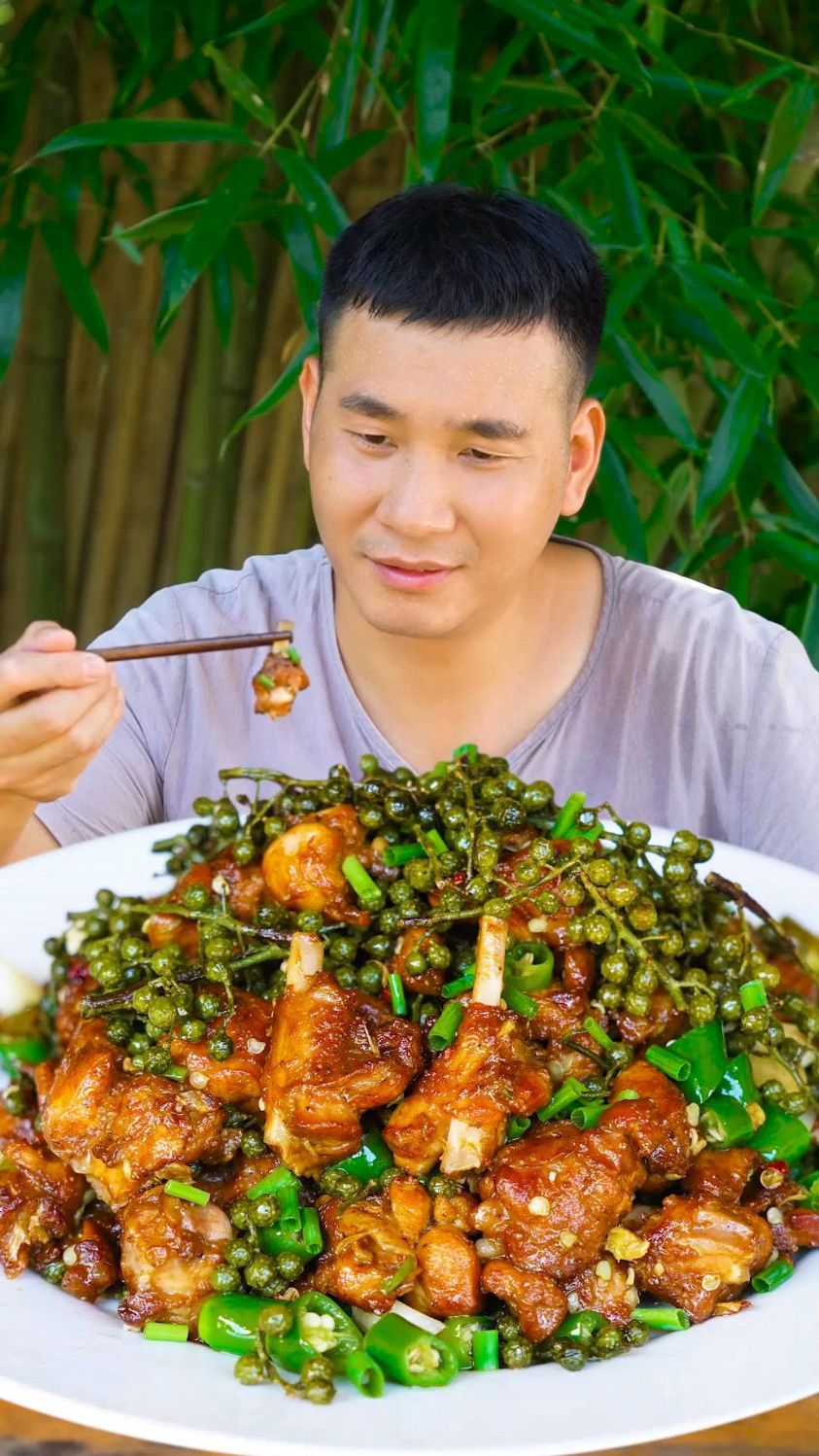 重庆江湖菜双椒兔,麻辣鲜香下酒又下饭。