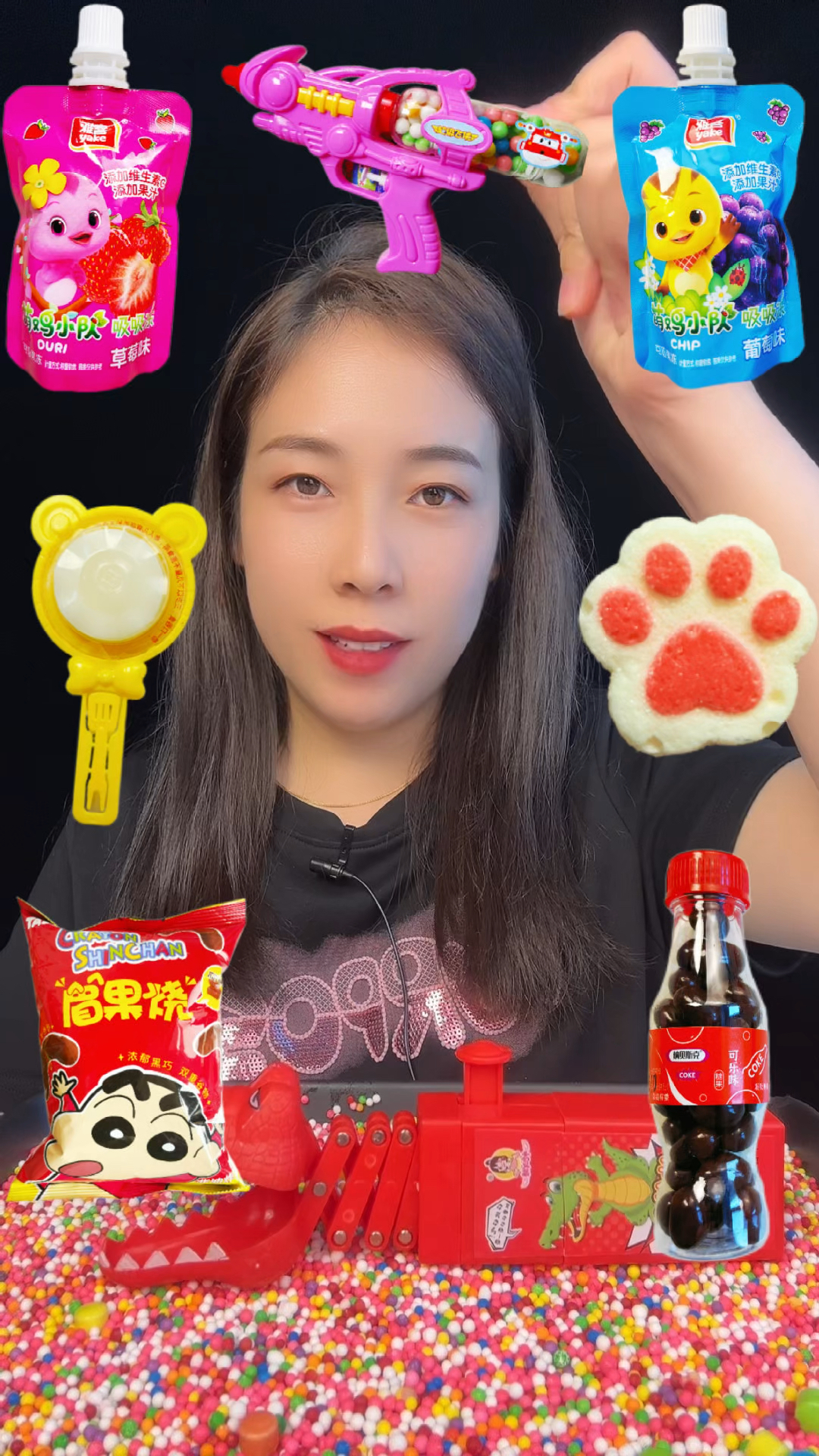 惊喜糖果来喽,看看鳄鱼吃什么