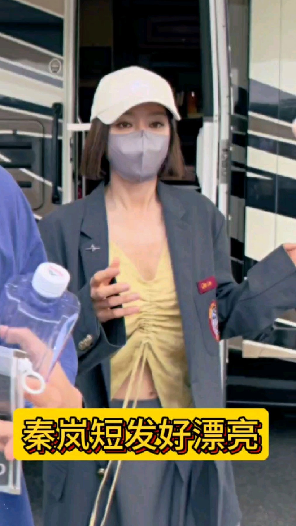 秦岚头戴鸭舌帽,身穿宽松外套和半裙,搭标志性短发造型,真好看