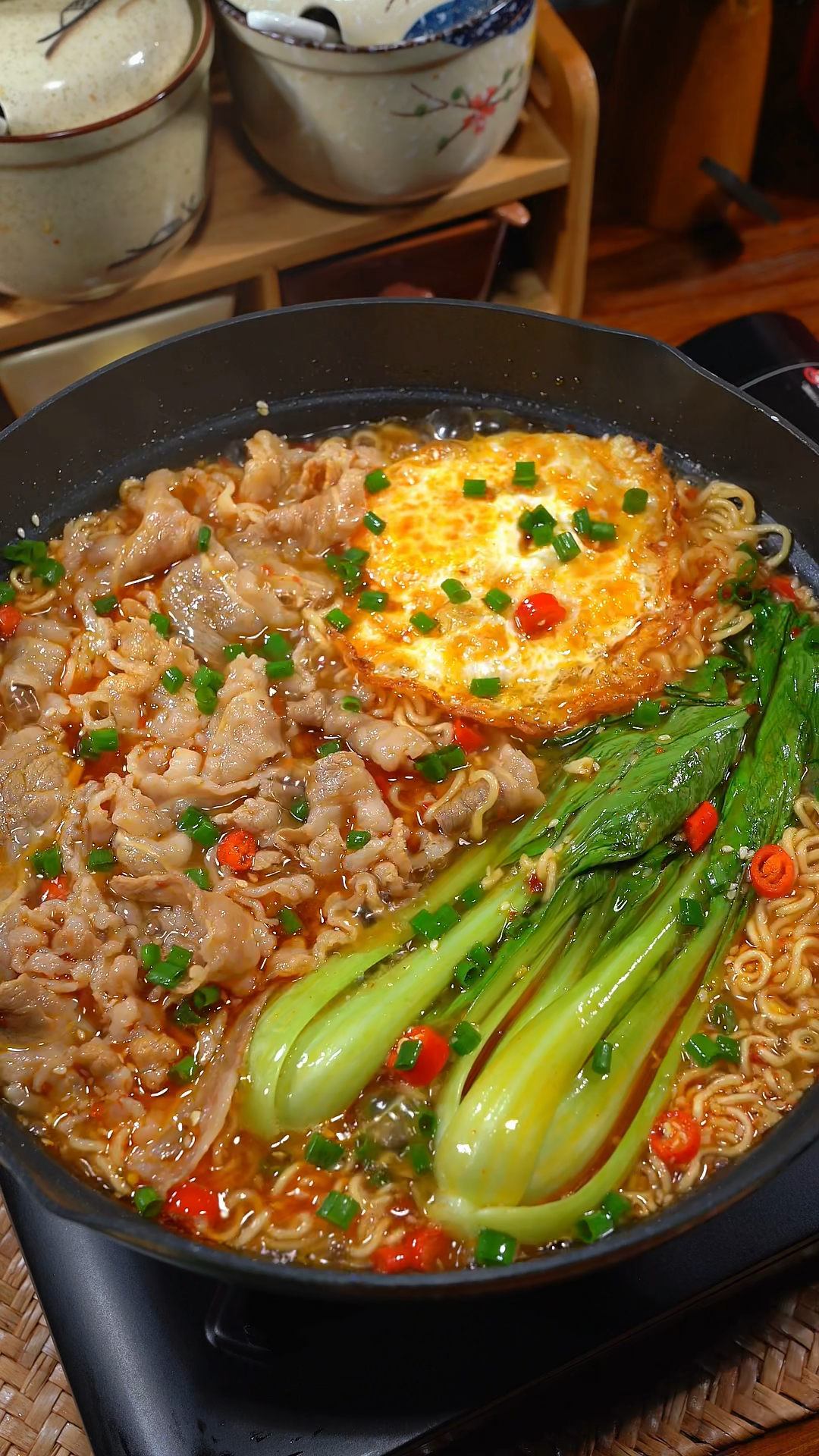 一到夏天我,你们家每隔几天就要吃这个酸汤肥牛泡面,鲜香美味