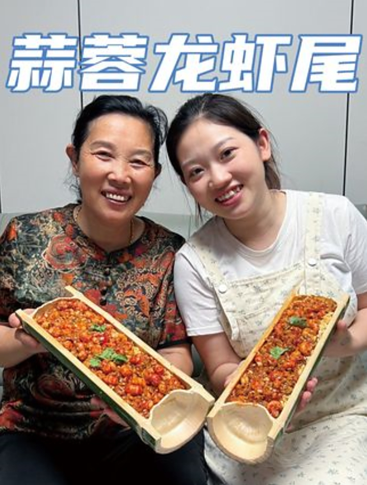当生完宝宝的外孙女看球赛想吃夜宵时,姥姥准备了竹筒龙虾尾拌面